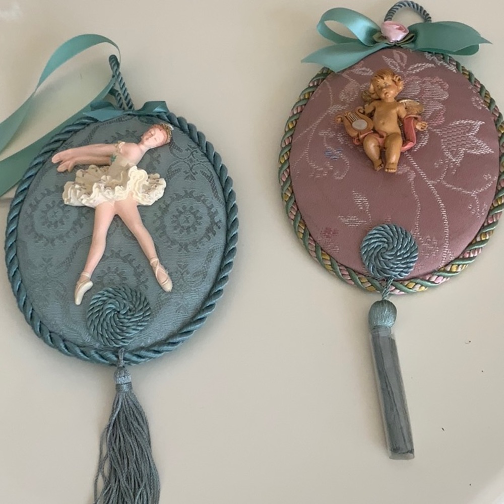 2 wall plaques